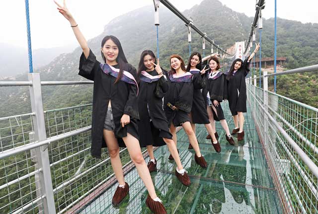 郑州：女大学生竹筏上拍创意毕业照 青山绿水定格青春