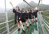 2018年7月2日，河南登封市大熊山仙人谷景区，郑州一高校的六名毕业生在景区揽月湖内的竹筏上拍摄创意毕业照。王威/视觉中国

