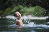 2018年7月29日，贵州省黔东南苗族侗族自治州台江县苗岭山麓翁密河戏水消暑的人们。