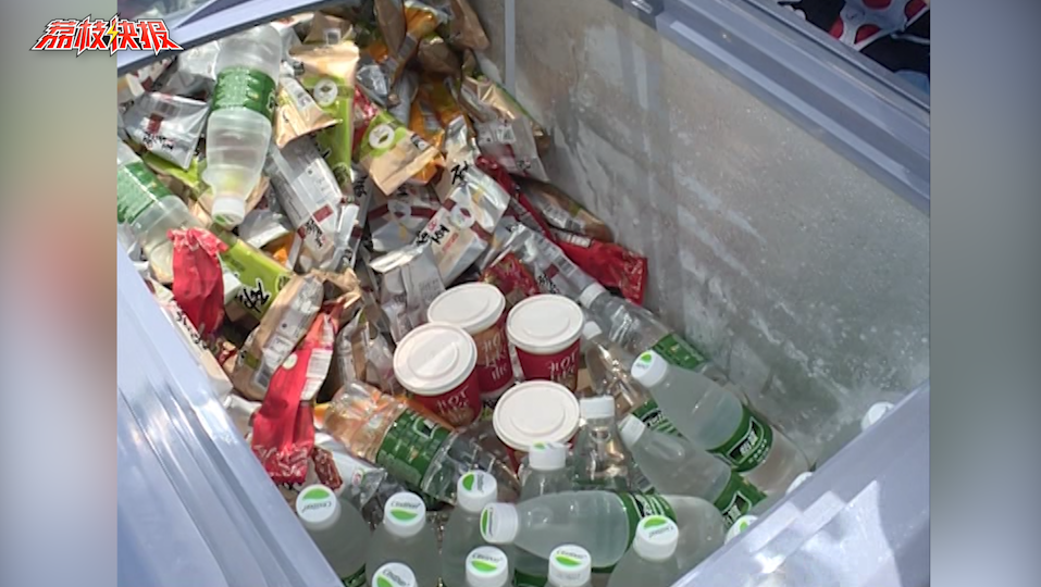 真暖！市区街头现“免费冰柜” 为户外劳动者送“清凉”