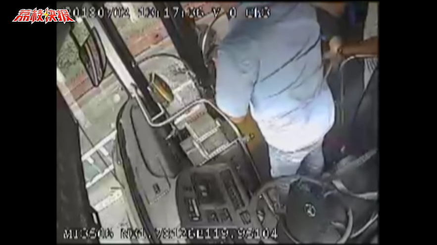 男子公交车猥亵女乘客 被劝阻后怒砸公交车