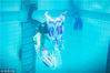 2018年7月1日，广州市西郊泳场潜水池内，几位穿着鱼尾的姑娘正屏住呼吸，用优雅的姿态、游刃有余地完成各种水下动作，格外引人注目。