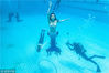 2018年7月1日，广州市西郊泳场潜水池内，几位穿着鱼尾的姑娘正屏住呼吸，用优雅的姿态、游刃有余地完成各种水下动作，格外引人注目。