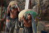 2011年9月3日，江苏省金湖县新港码头处正在高温天气下面抗砂子搬运水泥的农民工。杨彬/视觉中国
