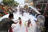 2018年7月4日，河北邯郸，孩子们在泡沫中玩耍。