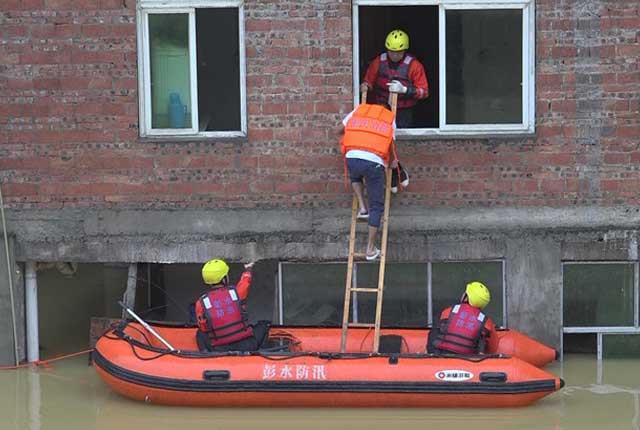 重庆：暴雨致20余人被困 消防官兵划艇救人