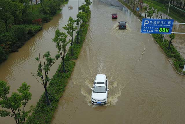 江苏扬州遭遇暴雨袭击 部分路段开启“看海”模式