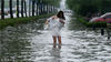 2018年7月6日，江苏省扬州市遭遇暴雨袭击，突如其来的暴雨让正在路上行走的市民措手不及，不少人被淋湿在雨中。
王庆朝/视觉中国