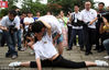 2009年7月4日下午，在“天下情山”四川华蓥山角逐“天下第一吻”的决赛选手，在表演花样接吻。邱海鹰/视觉中国