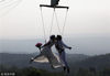 当地时间2013年2月13日，泰国巴真府，新郎Prasit Rangsiyawong在高空中亲吻新娘Varuttaon Rangsiyawong，举行空中婚礼。Reuters/视觉中国
