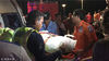 当地时间2018年7月5日，泰国普吉岛，救援人员搬运乘客尸体。截至目前救起中国游客人数上升为78人。