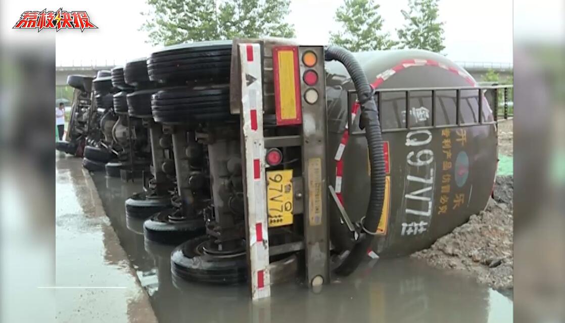 货车侧翻陷入水塘 民警紧急砸窗救人