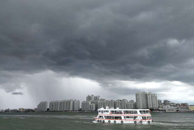 广东汕头遭遇强对流天气 天空乌云笼罩