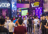 2018年7月6日，在成都九眼桥酒吧一条街上，球迷彻夜狂欢观看球赛。