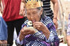 2018年7月7日，山东省日照市莒县长岭镇后夏庄村，长寿老人刘桂英正在吃生日蛋糕。