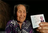 2018年7月7日，山东省日照市莒县长岭镇后夏庄村，长寿老人刘桂英展示她的身份证。