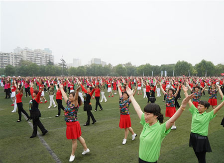 江苏无锡：1500余人同场齐跳广场舞  年龄最小7岁最大82岁