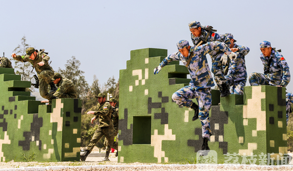 国际军事比赛：中国队包揽障碍赛前三名
