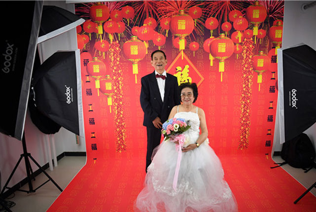 北京：五十年携手到老 10对金婚老人社区免费拍婚纱照