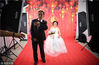 2018年8月9日，北京，纽阿姨与阎叔叔拍摄婚纱照。安贞文化中心一楼摄影工作室内，安和社区公益基金会资助项目“史超齐爱心摄影队”正在为地区金婚老人免费拍摄婚纱照。