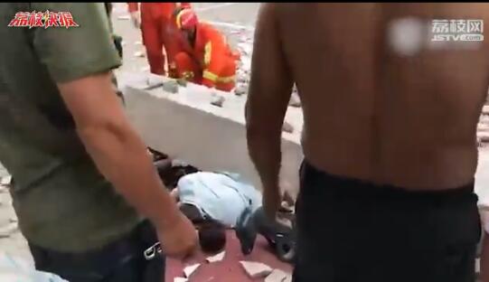 突发！小区墙体脱落 路过行人被砸不幸身亡