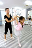 2018年8月10日，孩子们在广西全州县一家艺术培训学校练习舞蹈基本功。