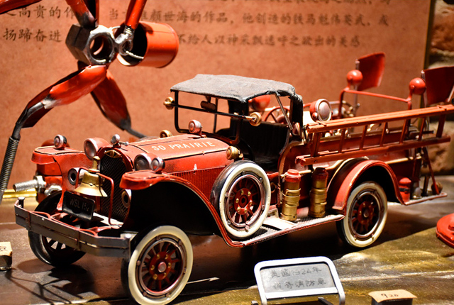 北京：探访798铁匠营铁艺馆 近百辆“网红”车见证历史变迁