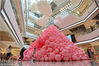 2018年4月21日，“告白”气球艺术展在上海爱情地标静安大悦城启幕。许愿森林、云端恋语、告白天梯三大展区，20万只马卡龙色气球，10米高粉色爱情金字塔筑起许浪漫的告白场景。 