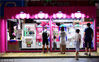 2018年7月26日，辽宁沈阳，在沈阳商业街，一集装箱抓娃娃游戏机吸引不少市民。据了解，外表粉红色的集装箱造型十分惹眼，里面近20个抓娃娃机可供不同人群的需要。