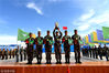 新疆军区副司令员冶建军少将在致辞中表示，中国陆军秉持“拼搏、荣誉、共赢”精神，践行规范专业、开放共享承诺，用真诚和汗水在库尔勒打造了一场军事竞技盛会、合作交流盛会、和平友谊盛会。
图为获得“晴空”导弹防空兵团体第一名的中国参赛队在领奖台上向观众致意。