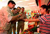 2018年8月10日，新疆巴音郭楞，几名俄罗斯军人在库尔勒市一家超市购物，品尝新疆红枣。
