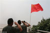 2018年8月14日，江苏省连云港市灌云开山岛民兵哨所，新组建的三名守岛人举行升国旗仪式。