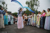 2013年08月11日，太原，30余名身着传统汉服的少女穿针引线赛手艺。