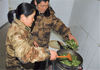王继才夫妇在岛上简易厨房内做饭。