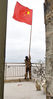 王仕花在整理岛上的国旗。