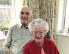 2018年7月13日讯（具体拍摄时间不详），英国，今年95岁的Albert Twinley与91岁的Phyllis Twinley迎来了他们的70周年“白金婚”纪念日，这70年间他们从没有一夜分居两地，可谓是真正的“执子之手，与子偕老”。两人于1946年在北伦敦的皇家通讯团服役时相识，相恋两年后结婚并退役，先搬去肯特，而后又移居苏塞克斯，在那边共同经营着一家肉铺。