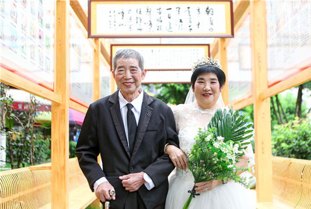 四川绵阳：金婚夫妻集体拍婚纱照过“七夕”