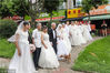 2018年8月16日，四川绵阳，在传统的“七夕”佳节到来之际，绵阳市创业园街道科园社区组织辖区老年人集体拍摄婚纱照。