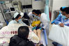 2014年3月12日，广东东莞，夜晚10时49分，医护人员对一名洗澡时煤气中毒的患者进行急救。