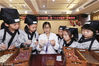 2018年8月17日，在江苏淮安盱眙县中医院，中药师宋晓燕在教孩子们制作中药香囊。