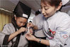2018年8月17日，在江苏淮安盱眙县中医院，医护人员在教孩子们制作中药香囊。