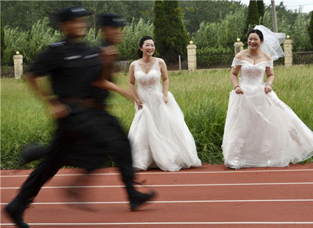 Police officers and fiancées happily wed on Chinese Valentine’s Day in Taizhou