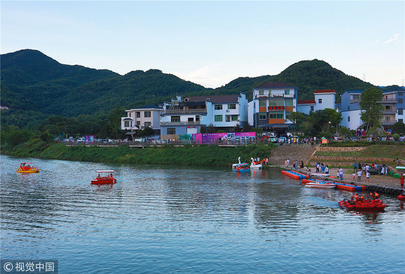 2018年8月18日,浙江义乌,绿水青山环绕下的钟村迎来了旅游的高峰,自驾