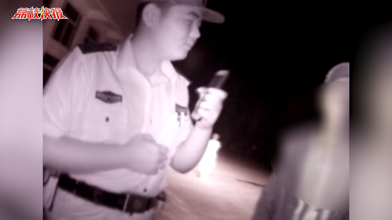 小偷上演“影帝级”演技  装疯卖傻跟警察“飙戏”