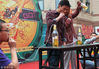 2012年4月29日，湖北宜昌市商家在啤酒节上举办喝啤酒比赛，用1米长的塑料吸管从啤酒瓶中吸（喝）啤酒，按吸（喝）完的先后顺序排名。刘君凤/视觉中国