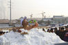 2013年1月12日，吉林延吉，金松浩坐进雪洞吃冷面、喝啤酒。守辰/视觉中国
