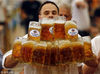 当地时间2014年9月7日，德国阿本斯贝格，德国人Oliver Struempfl参加竞赛，手端27个一升啤酒杯子前行40米，打破吉尼斯世界纪录。Reuters/视觉中国