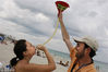 2008年3月12日，在美国佛罗里达州迈阿密海滩，两名来自乔治亚大学的学生通过漏斗喝啤酒，享受春假。Joe Raedle/GettyNorthAmerica/视觉中国