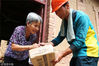 2018年8月10日，西安，将包裹报纸送到村民手中。