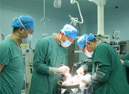 Medical workers stick to their posts on first Chinese Doctors Day